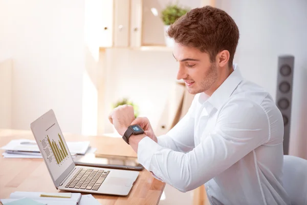 Hombre positivo sentado a la mesa . — Foto de Stock