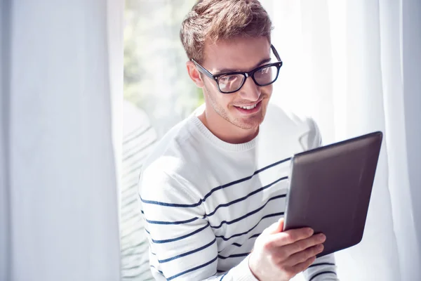 Fröhlicher gutaussehender Mann mit Tablet — Stockfoto