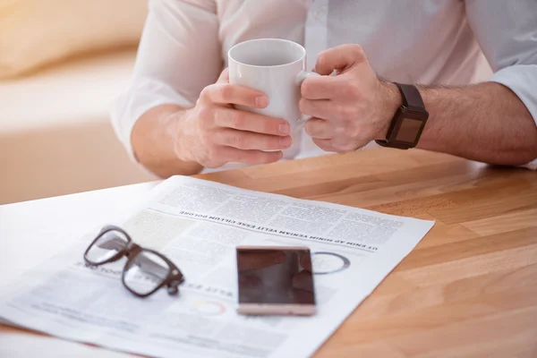 Agradable hombre bebiendo café — Foto de Stock