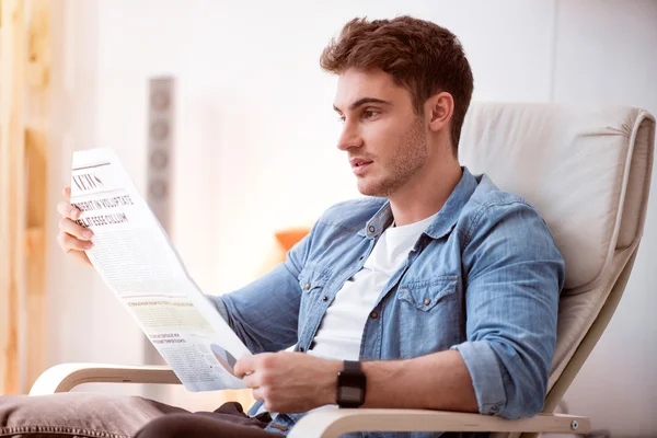 Kjekk, hyggelig mann som leser aviser – stockfoto