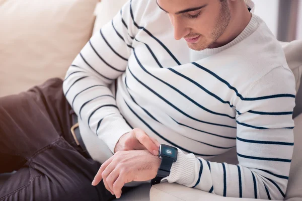 Agradable hombre usando smartwatch —  Fotos de Stock