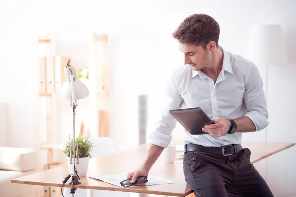 Pleasant man holding tablet — Stock Photo, Image