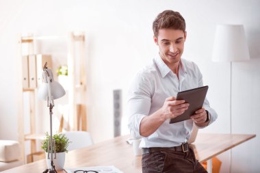 neşeli adam tablet kullanma