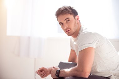 Acımasız adam kanepede oturan