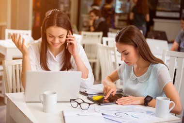 Masada oturan olumlu iş arkadaşları