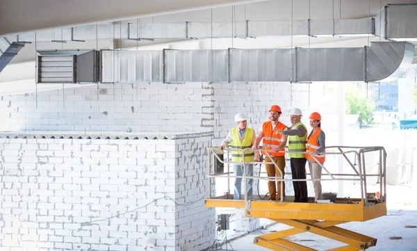 Edificio moderno y trabajadores — Foto de Stock