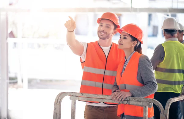 Edilizia moderna e lavoratori — Foto Stock