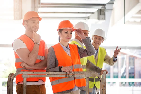 Modernes Bauen und Arbeiter — Stockfoto