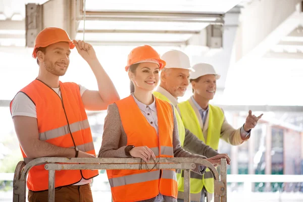 Modern building and workers — Stock Photo, Image