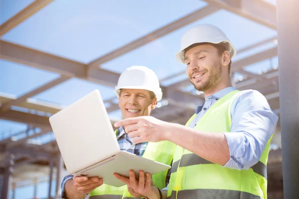 Moderno negocio de la construcción y los trabajadores —  Fotos de Stock