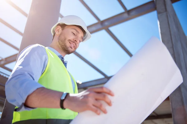 Empresa de construcción moderna y trabajador —  Fotos de Stock