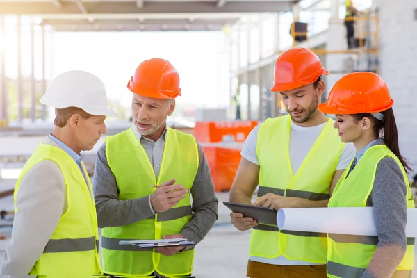 Werknemers in de bouw. Project discussie — Stockfoto