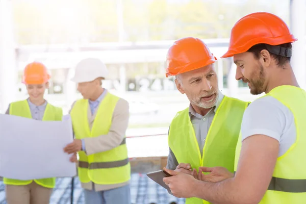 Trabalhadores da construção. Discussão do projecto — Fotografia de Stock