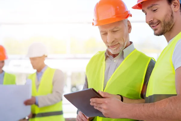 Lavoratori edili. Discussione del progetto — Foto Stock