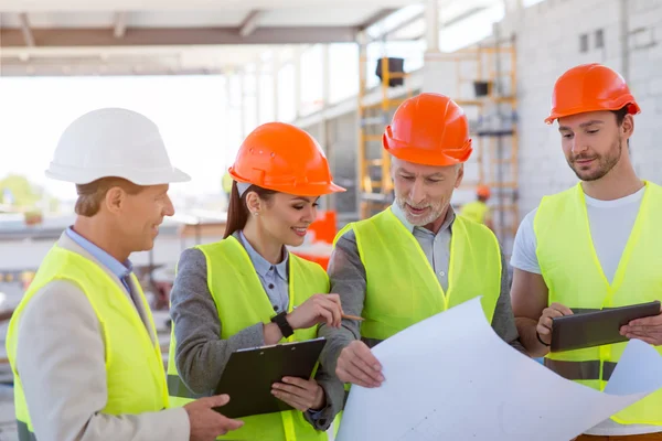 Trabajadores de la construcción. Debate del proyecto —  Fotos de Stock