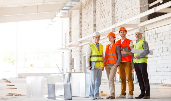 Trabajadores de la construcción. Equipo del proyecto —  Fotos de Stock