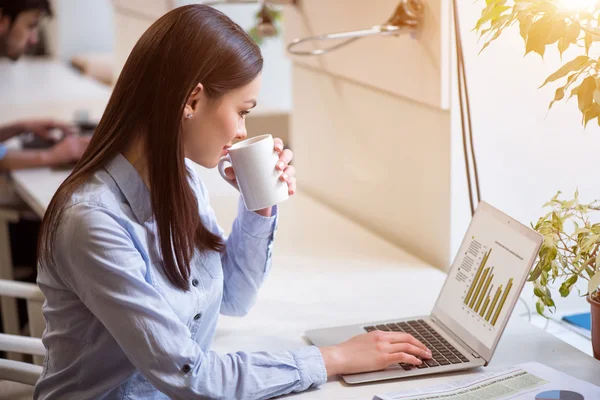 Trevlig glad kvinna sitter i caféet — Stockfoto