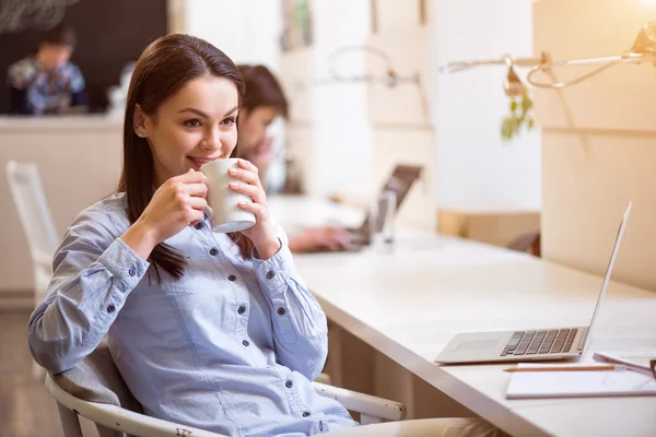 Mujer positiva sentada en el café — Foto de Stock