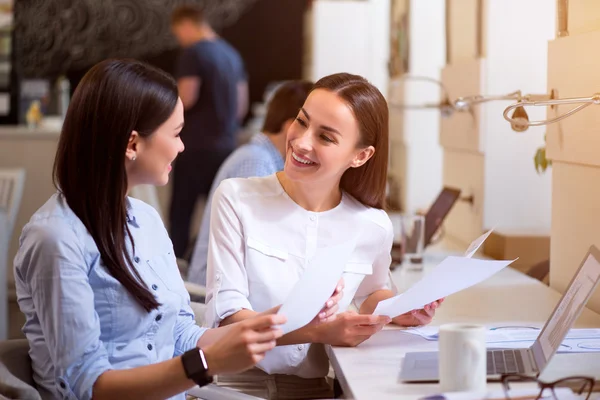 Colleghi positivi che parlano — Foto Stock