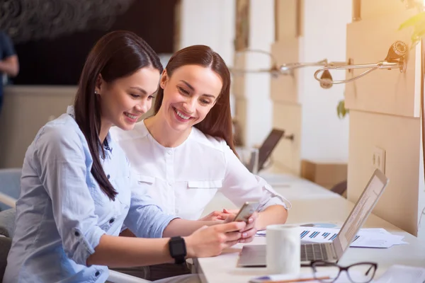 Positiva vänner sitter vid bordet — Stockfoto