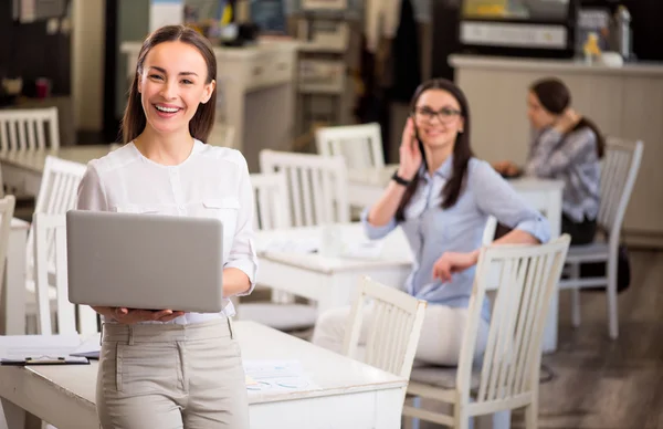 Fint leende kvinna anläggning laptop — Stockfoto