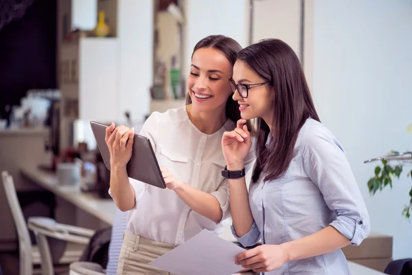 Positiva kollegor diskuterar projektet — Stockfoto