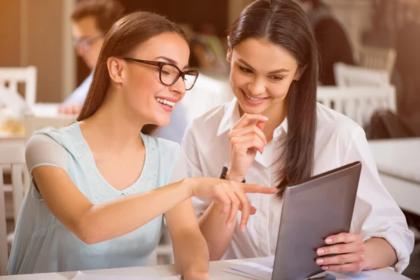 Colegas positivas sentadas a la mesa — Foto de Stock