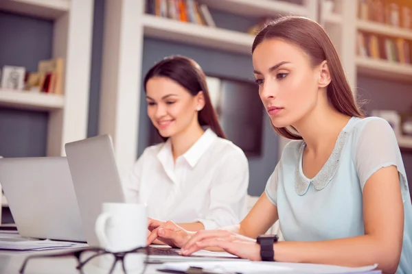 Geconcentreerde collega's zitten aan de tafel — Stockfoto