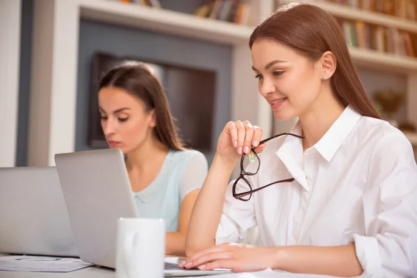 Leuke collega's zitten aan de tafel — Stockfoto