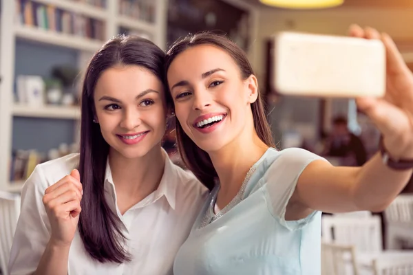 Amigos alegres haciendo selfies — Foto de Stock