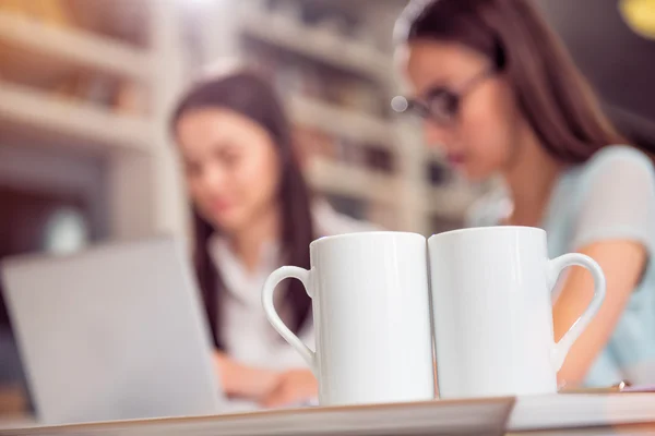 Cups staan op de tafel — Stockfoto