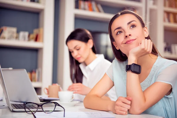 Leuke collega's zitten aan de tafel — Stockfoto