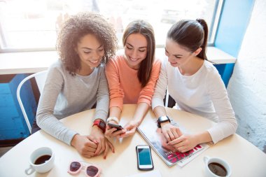 Modern teknolojiler. Her zaman bağlı kişiler