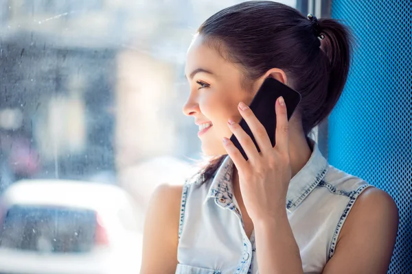 Mujer de negocios joven y moderna — Foto de Stock