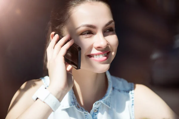 Mujer de negocios joven y moderna — Foto de Stock