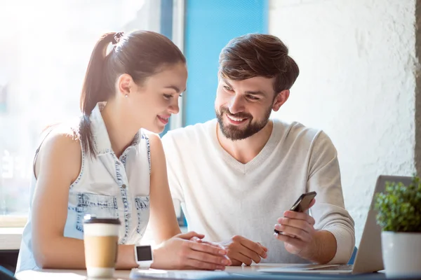 Moderna coppia di giovani affari — Foto Stock