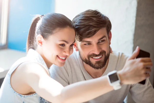 Mujer joven moderna y hombre —  Fotos de Stock