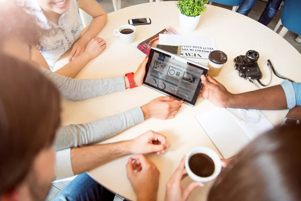 Moderne junge Menschen — Stockfoto