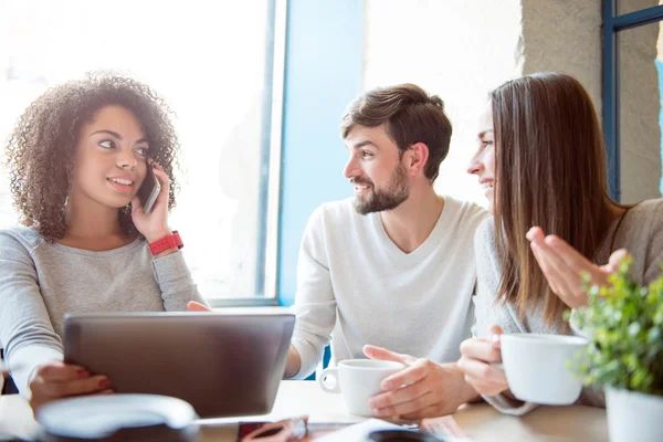 Jóvenes modernos — Foto de Stock