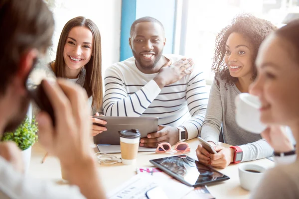 Moderne junge Menschen — Stockfoto