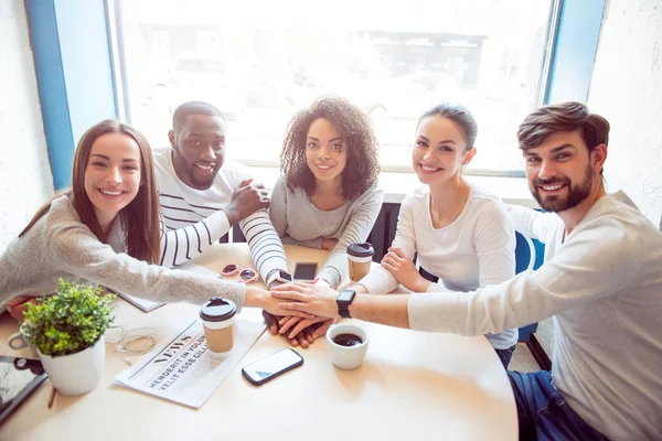 Moderne junge Menschen — Stockfoto