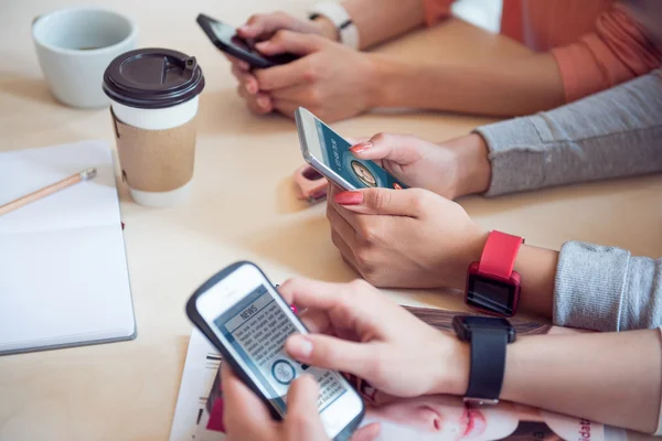 Tecnologías modernas. Teléfonos celulares en nuestra vida —  Fotos de Stock