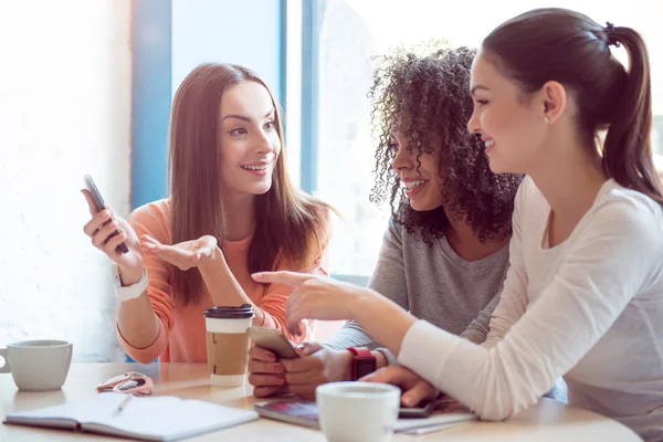 Tecnologías modernas. Personas siempre conectadas — Foto de Stock