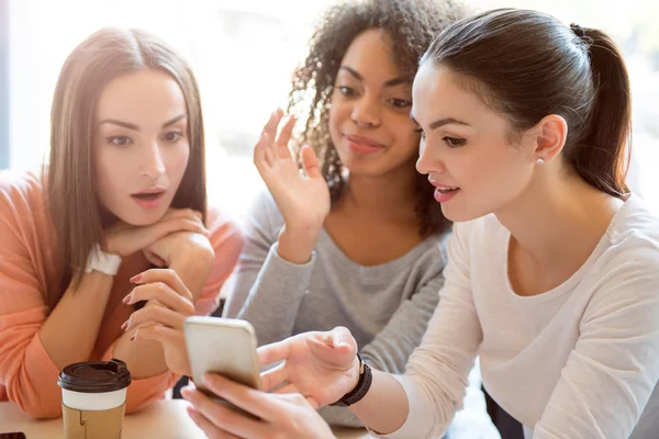 Tecnologías modernas. Personas siempre conectadas — Foto de Stock