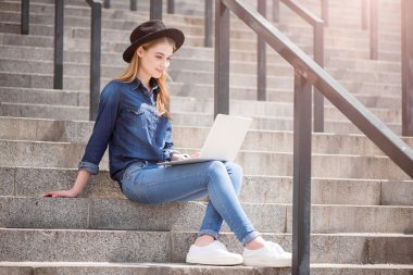 Teknolojileri kullanan modern genç kadın