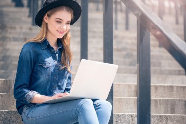 Teknolojileri kullanan modern genç kadın