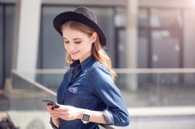 Teknolojileri kullanan modern genç kadın