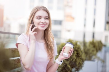 Teknolojileri kullanan modern genç kadın