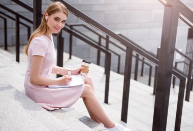 Yeni aygıtlar kullanan Modern genç kadın