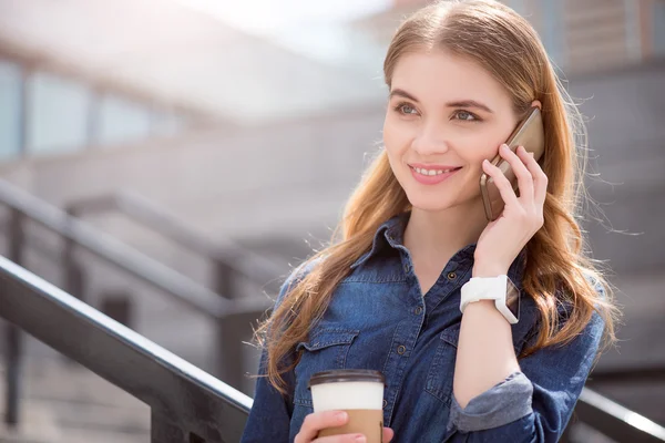 Mujer de negocios joven y moderna en una gran ciudad — Foto de Stock